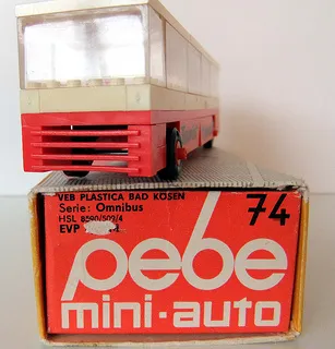 Ein Bus von zweien auf Originalverpackung